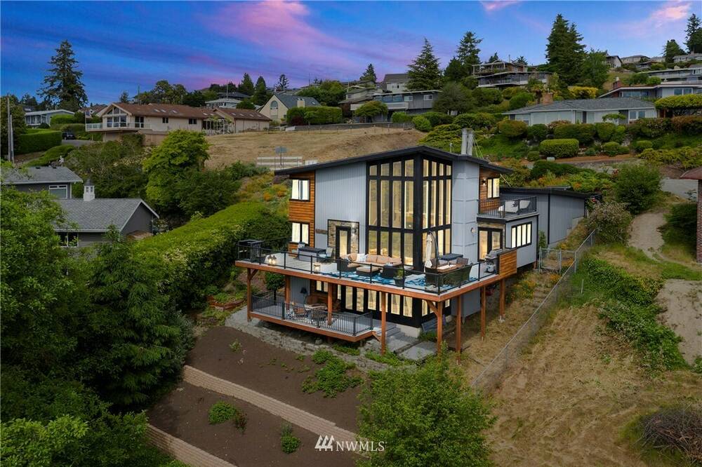 Custom Contemporary Home in NE Tacoma